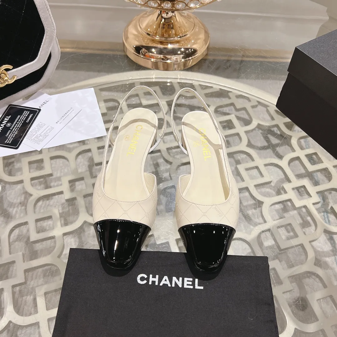 👟👟Ex-factory price 540👟👟 CHANEL Xiangjia 24vs spring and summer new fashion sandals series... Chanel is a very comprehensive noble fashion lifestyle brand. The same models are sold by major fashion bloggers and celebrities in Hong Kong, the United States, and other countries. They are simply beautiful. I fall in love with elegance and the playful sense of the future. I want to own them right away just by looking at them. But you can really think about a pair of exquisite high heels. This series is specially designed for extraordinary and indifferent ladies to create a unique overall effect. CHANEL designs products that inspire women to move forward and highlight their charm... 1️⃣Material: Original customized patent leather + imported sheepskin 2️⃣Inner lining: Original customized imported sheepskin 3️⃣Feet: Original customized imported sheepskin 4️⃣Outsole: Genuine leather sole imported from Italy 5️⃣Heel height: 2.5cm/6.5cm/9cm 6️⃣Number: 34-43 (34.40.41.42.43 customization is not returnable) 7️⃣Packaging: The latest and exquisite full set of packaging at the counter